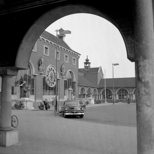 150419 Gezicht op een gedeelte van de zij- en voorgevel van het N.S.-station 's-Hertogenbosch te 's-Hertogenbosch.